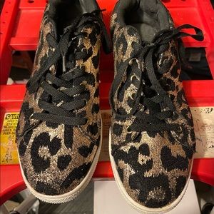 Trendy rose gold and black leopard print fashion sneakers